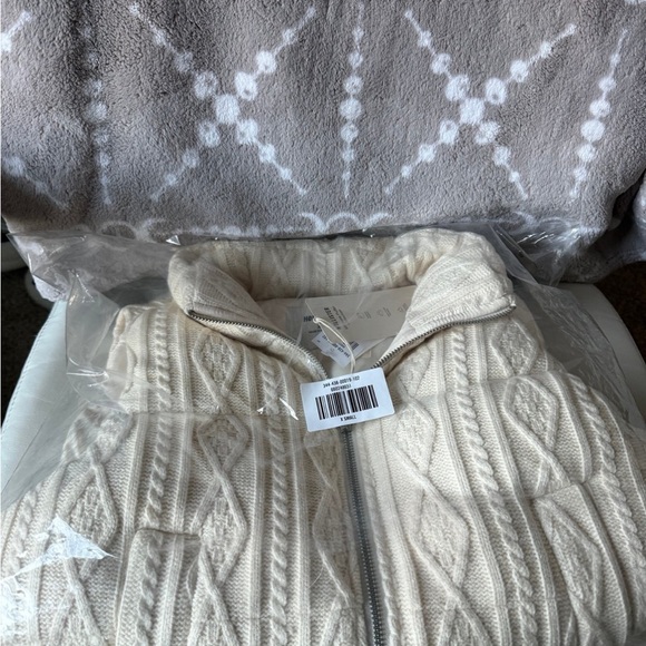 Hollister Women's Cream Puffer Jacket - Picture 2 of 7